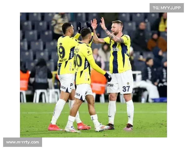 费内巴切快速反击战术奏效，贝西克塔斯防线漏洞频现