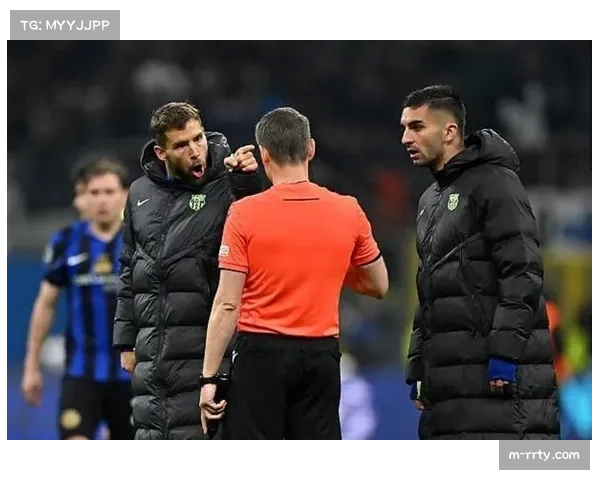 镜头捕捉:场边替补球员用平板电脑回看争议判罚瞬间 镜头捕捉:场边替补球员用平板电脑回看争议判罚瞬间